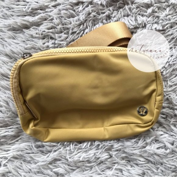 Lululemon Everywhere Belt Bag in Golden Sand - Picture 1 of 3